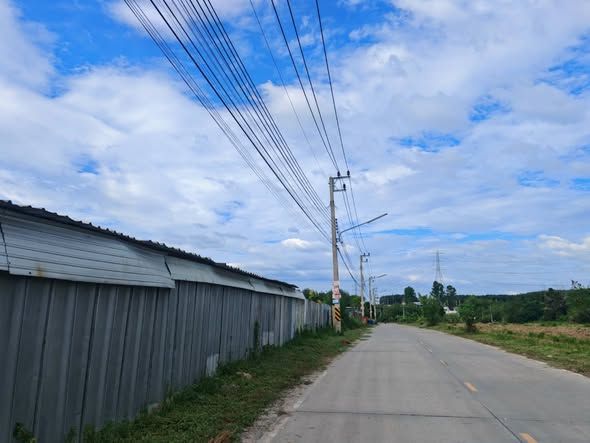 ดำเนินการตัดหญ้าสองข้างทาง บริเวณถนนสายเยาวเรศ หมู่ที่ 4 ตำบลบ่อวิน