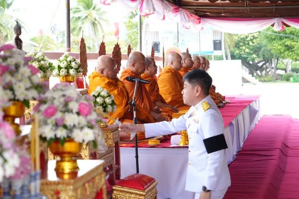 พิธีเจริญพระพุทธมนต์และทำบุญตักบาตรถวายพระราชกุศล และพิธีวางพานพุ่มดอกไม้ ถวายราชสักการะ 