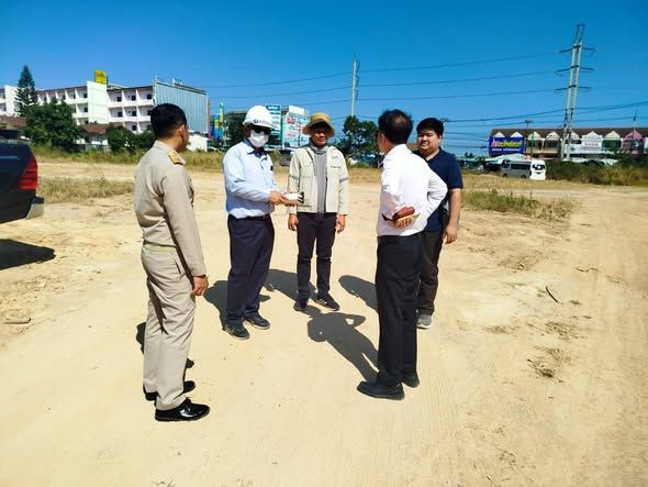  ลงพื้นที่ตรวจสอบการรังวัดสอบเขตที่ดิน บริเวณทางเข้าฝายตาจุ้ย (ถนนสายห้วยปราบ-โป่งสะเก็ด) ถนนของ อบจ. ที่ดินที่มีปัญหาเรื่องดินไหลมาบนถนน