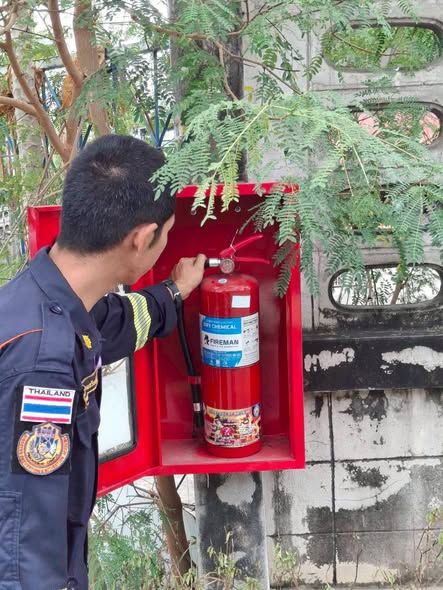 ตรวจสอบความพร้อมของถังดับเพลิงที่ติดตั้งอยู่ในเขตพื้นที่ เพื่อให้พร้อมใช้งานตลอดเวลา หากเกิดเหตุเพลิงไหม้ 