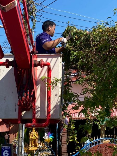 ลงพื้นที่ดำเนินการตัดเถาวัลย์ที่หมู่บ้านตะวันวิวล์ ต่อเนื่องเก็บสายไฟซอยสมเกียรติ หมู่ที่ 4 ตำบลบ่อวิน ตามคำร้อง
